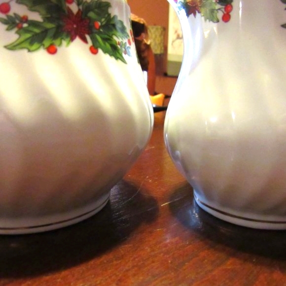 🎄 Vintage Christmas Holly Berries 24K Gold Trim Sugar & Creamer Set - Picture 4 of 16